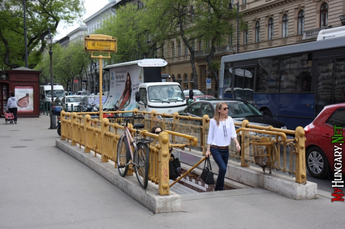 Вход в метро на желтой линии в Будапеште